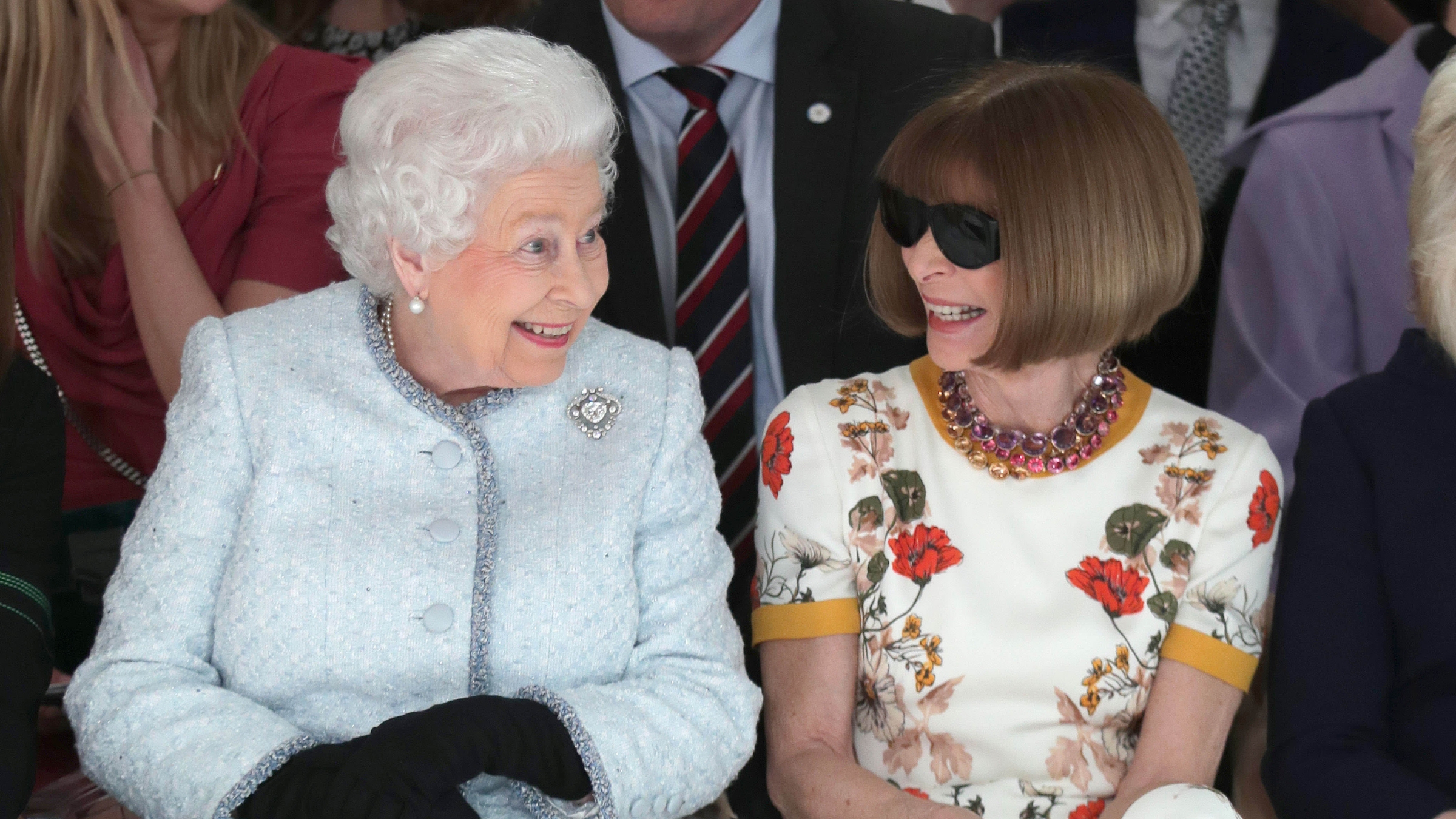 La reine Élisabeth II avec Anna Wintour portant la broche Cullinan V, l'un des bijoux qu'elle portait régulièrement.