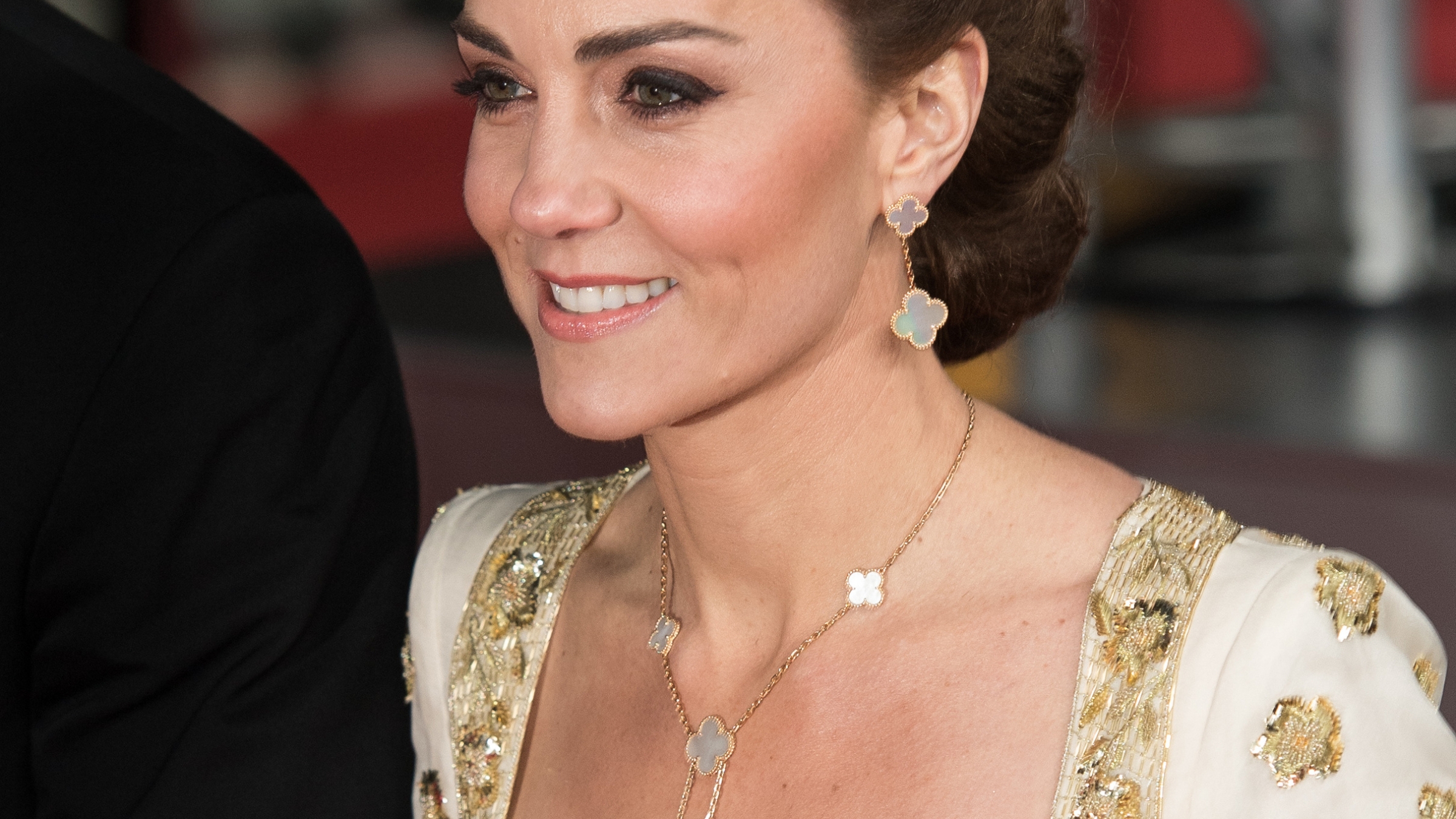 Kate Middleton portant des bijoux Alhambra de Van Cleef & Arpels