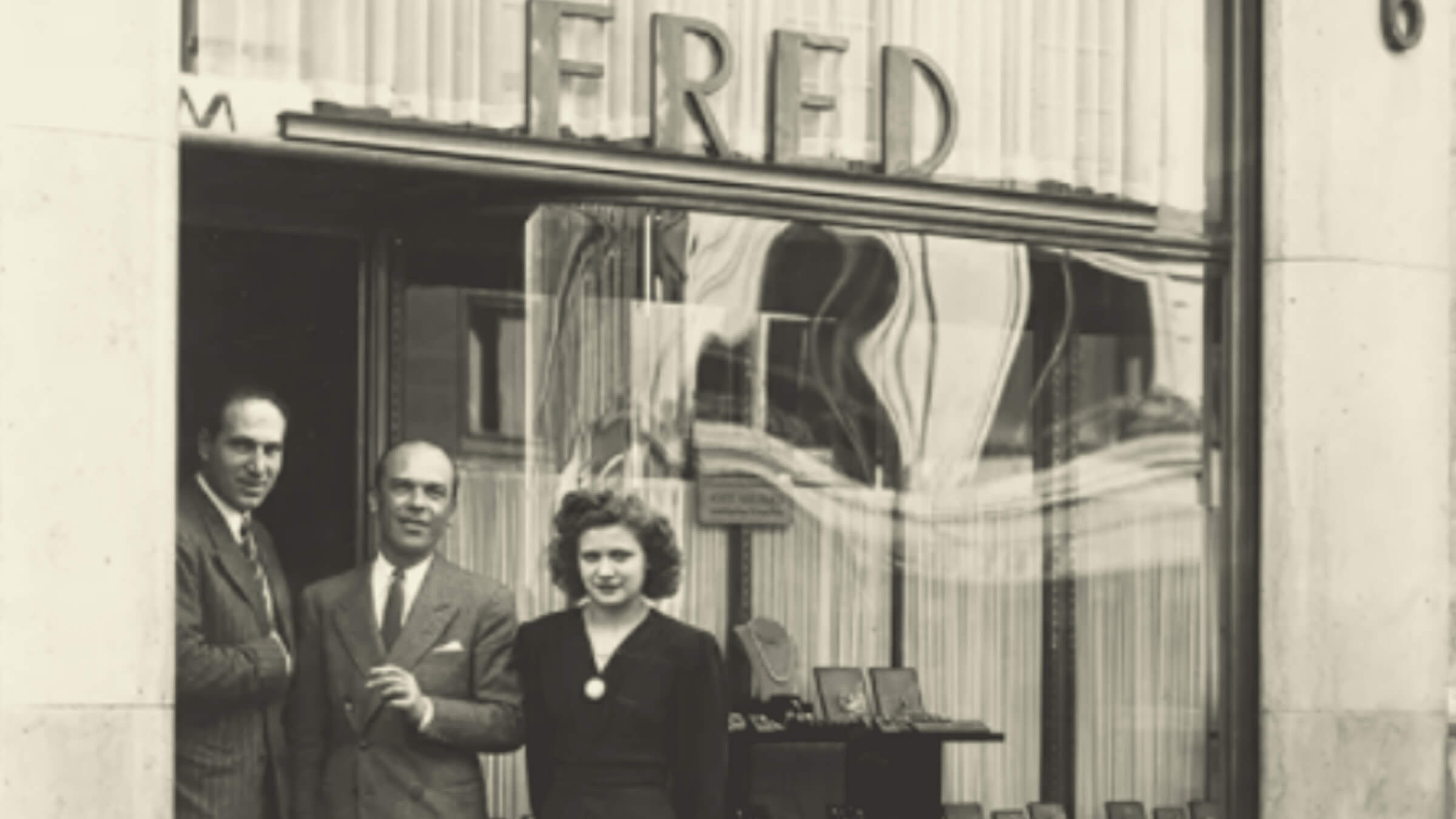 Photo de Fred Samuel, fondateur de la marque de joaillerie Fred devant sa boutique