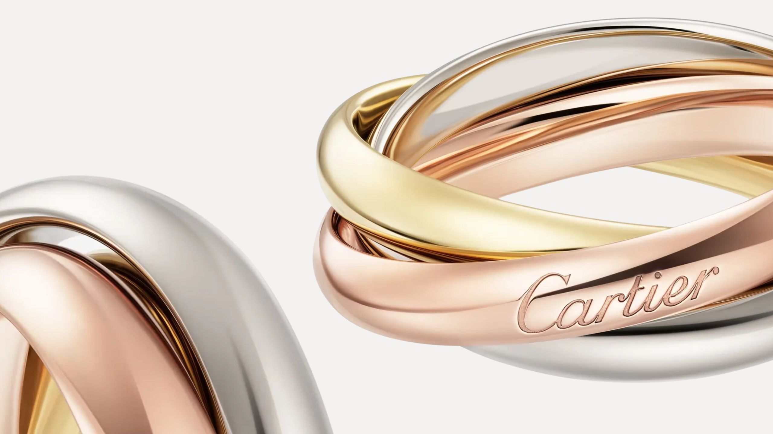 La bague Trinity de Cartier : un chef-d'œuvre intemporel aux trois anneaux en or, symbole d'amour, d'amitié et de fidélité.