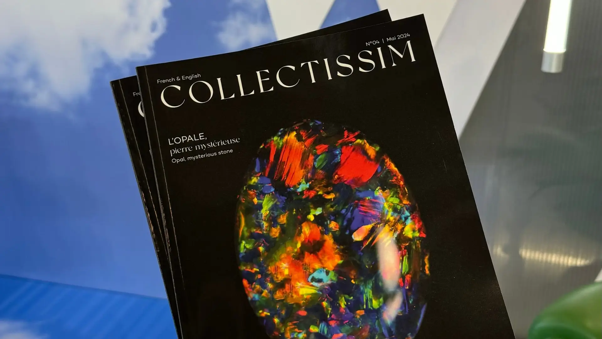 Couverture de Collectissim Magazine, une revue haut de gamme consacrée à la joaillerie et aux pierres précieuses, présentant des articles sur l'histoire du bijou, la gemmologie, et les tendances du luxe, idéal pour les amateurs de bijoux et les professionnels du secteur.