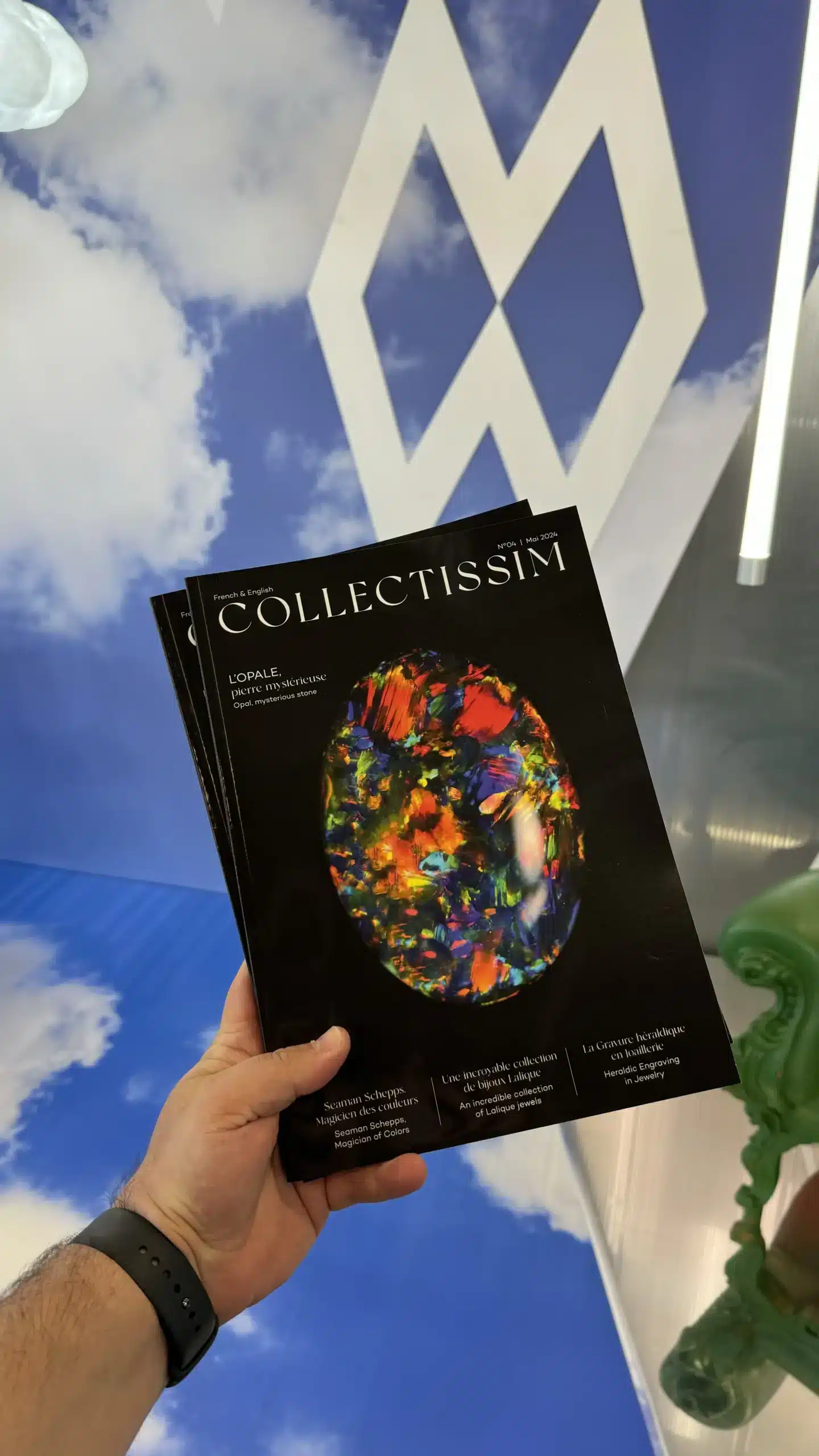 Couverture de Collectissim Magazine, une revue haut de gamme consacrée à la joaillerie et aux pierres précieuses, présentant des articles sur l'histoire du bijou, la gemmologie, et les tendances du luxe, idéal pour les amateurs de bijoux et les professionnels du secteur.