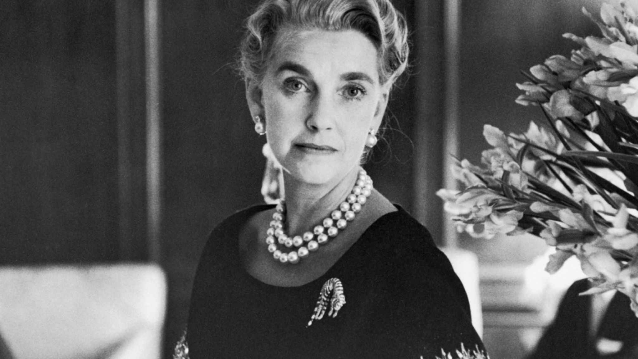 Portrait de Barbara Hutton portant des bijoux somptueux, illustrant son statut d'icône du glamour et de la haute société.