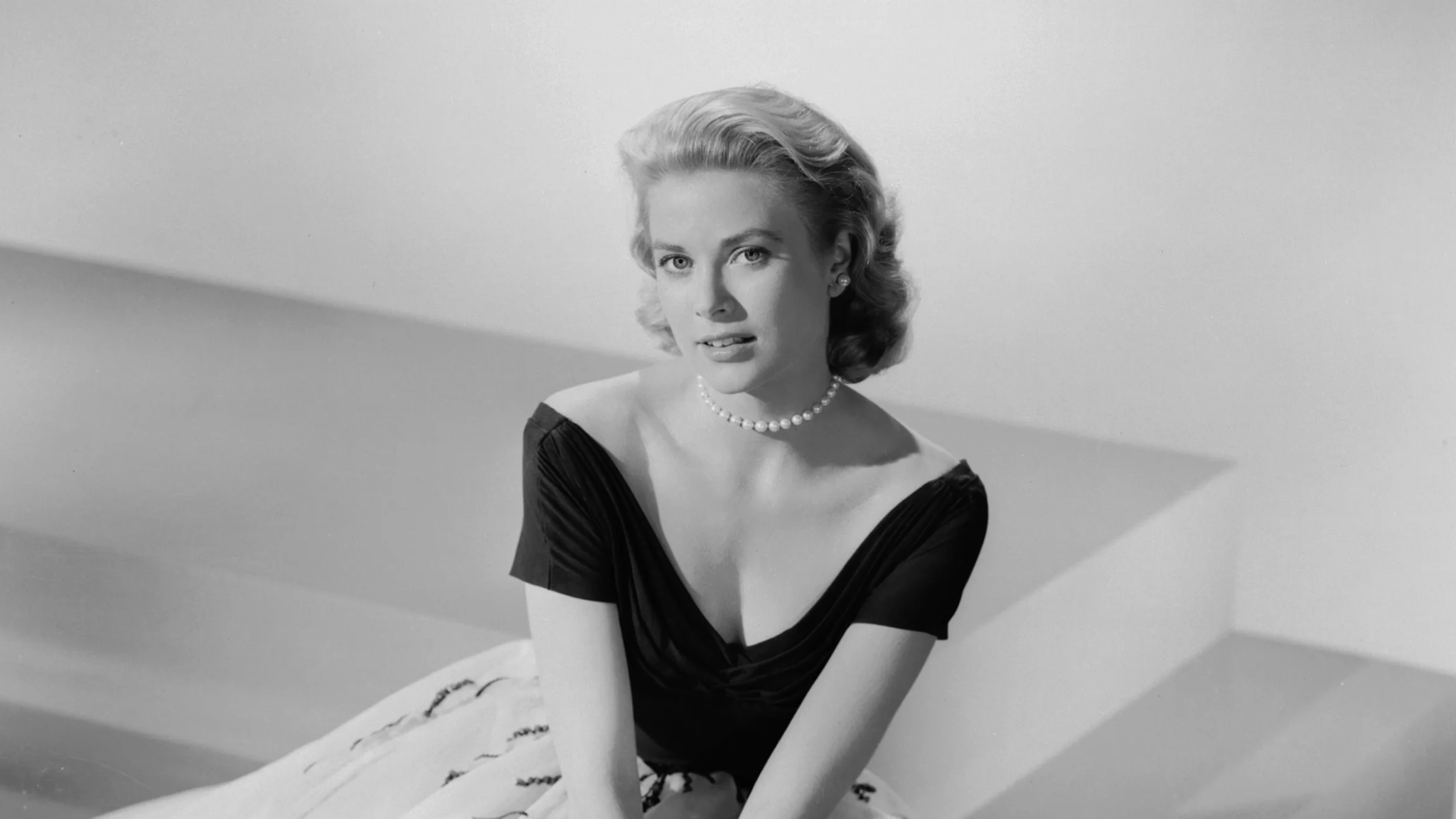 Portrait de Grace Kelly, actrice américaine devenue princesse de Monaco, connue pour son élégance intemporelle et ses bijoux emblématiques.