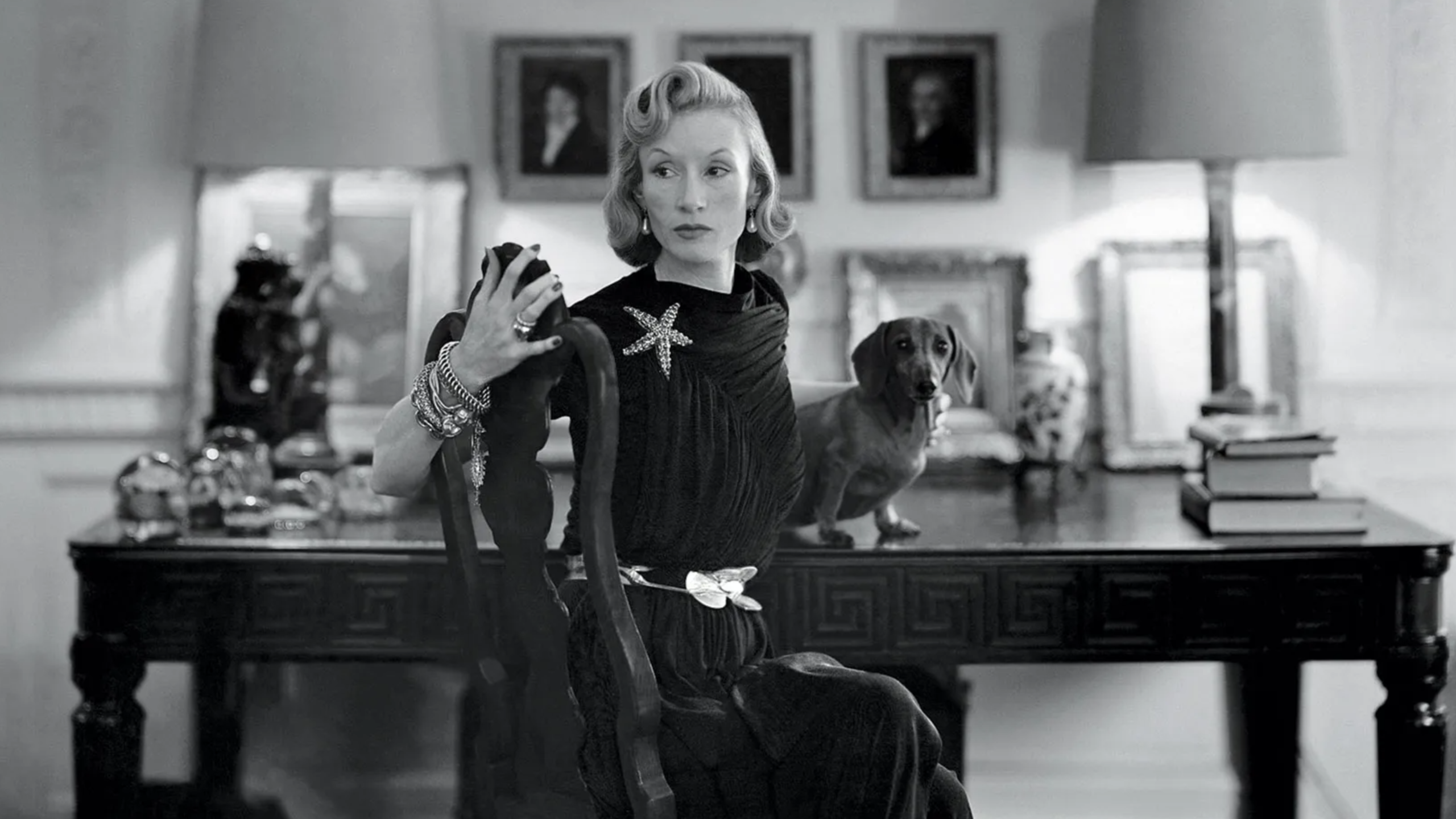 Millicent Rogers avec la broche "Starfish" en rubis et diamants, créée par René Boivin, un bijou iconique de son style audacieux et sophistiqué.