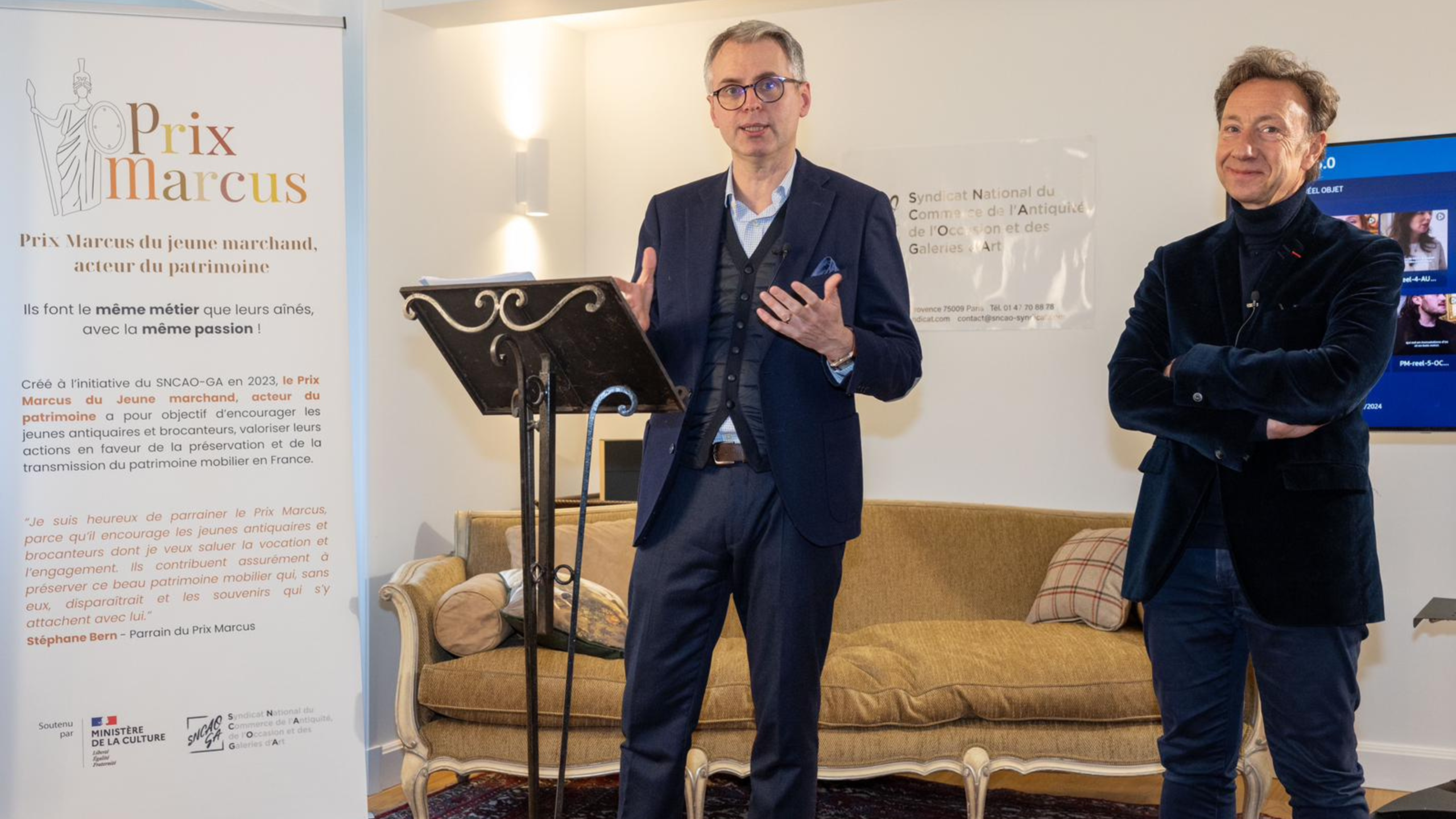 Geoffray Riondet et Stéphane Bern lors de la remise du Prix Marcus, une initiative célébrant la nouvelle génération d’antiquaires et brocanteurs.