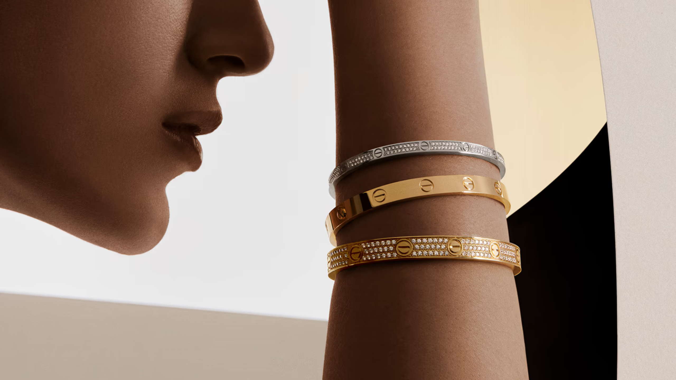 Mannequin portant plusieurs bracelets Love Cartier en accumulation