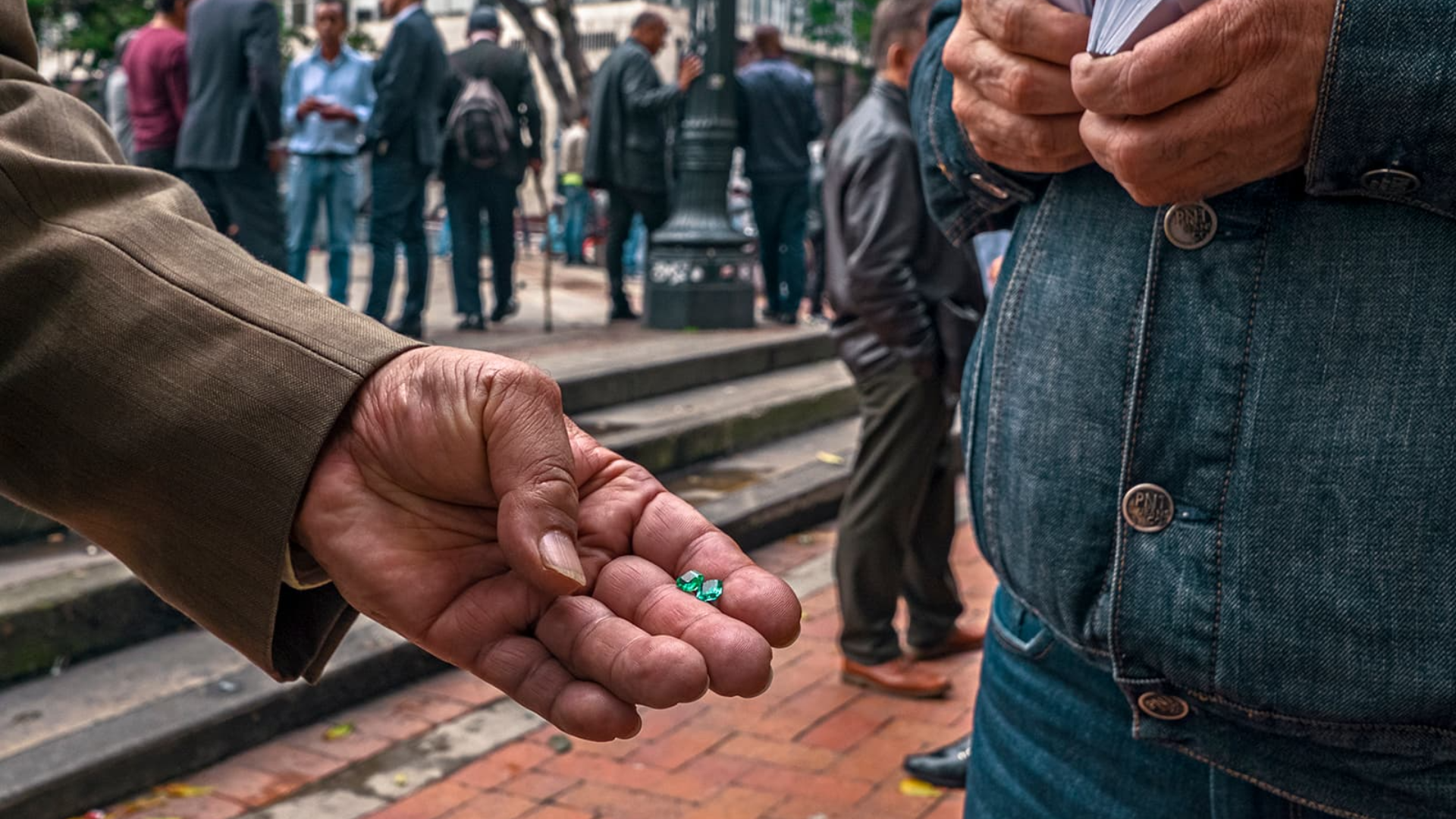 Des marchands d'émeraude colombienne dans les rues de Bogotá