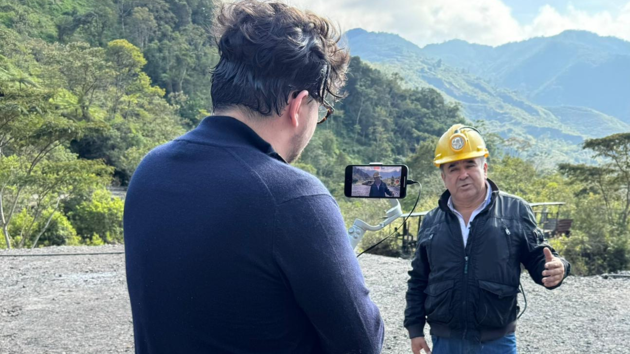 Guilhem Merolle interviewant un propriétaire de mines d'émeraude à Chivor