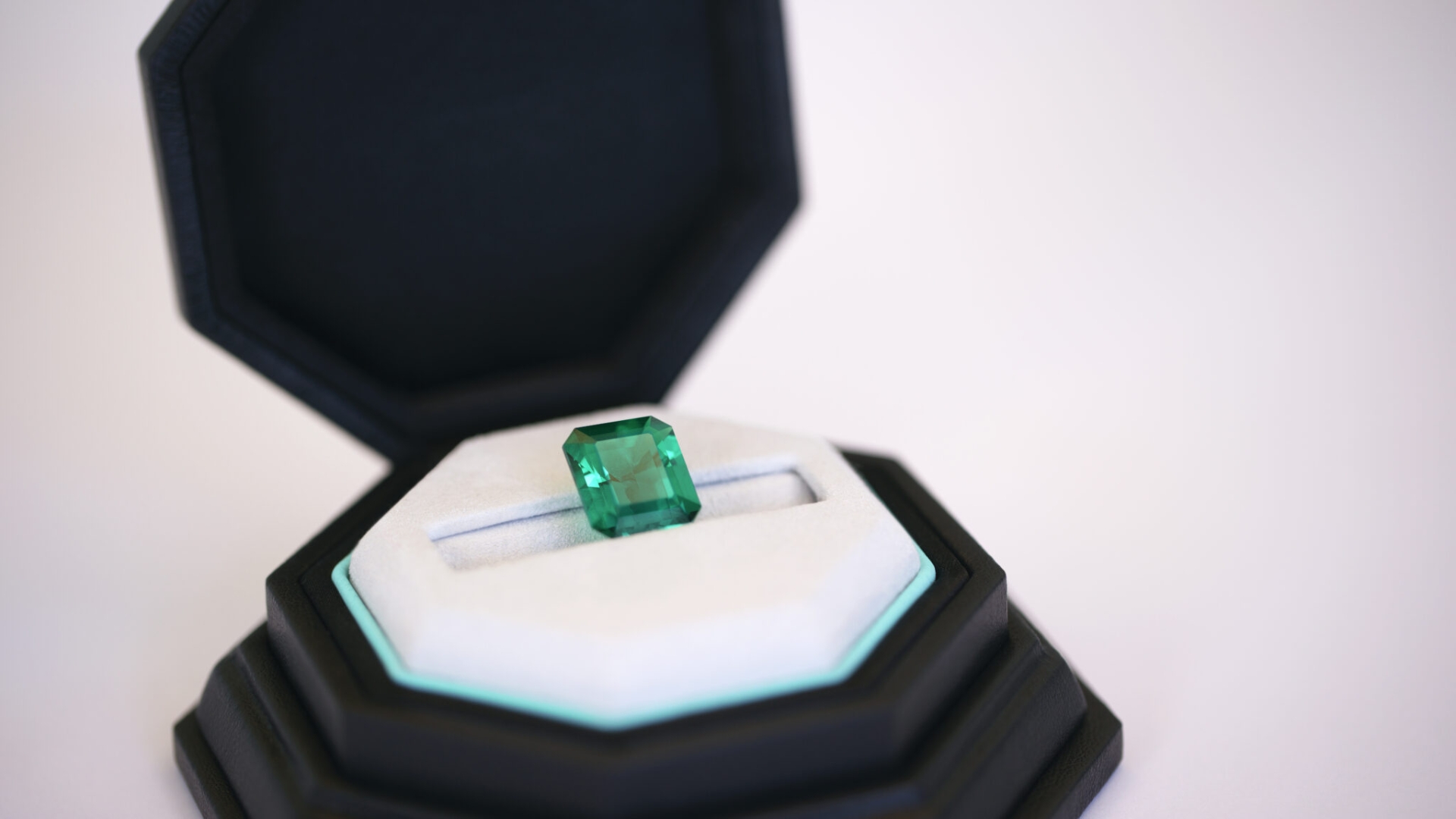 Colombian emerald of intense green, exceptional purity and unique brilliance, extracted from Colombia's famous mines.