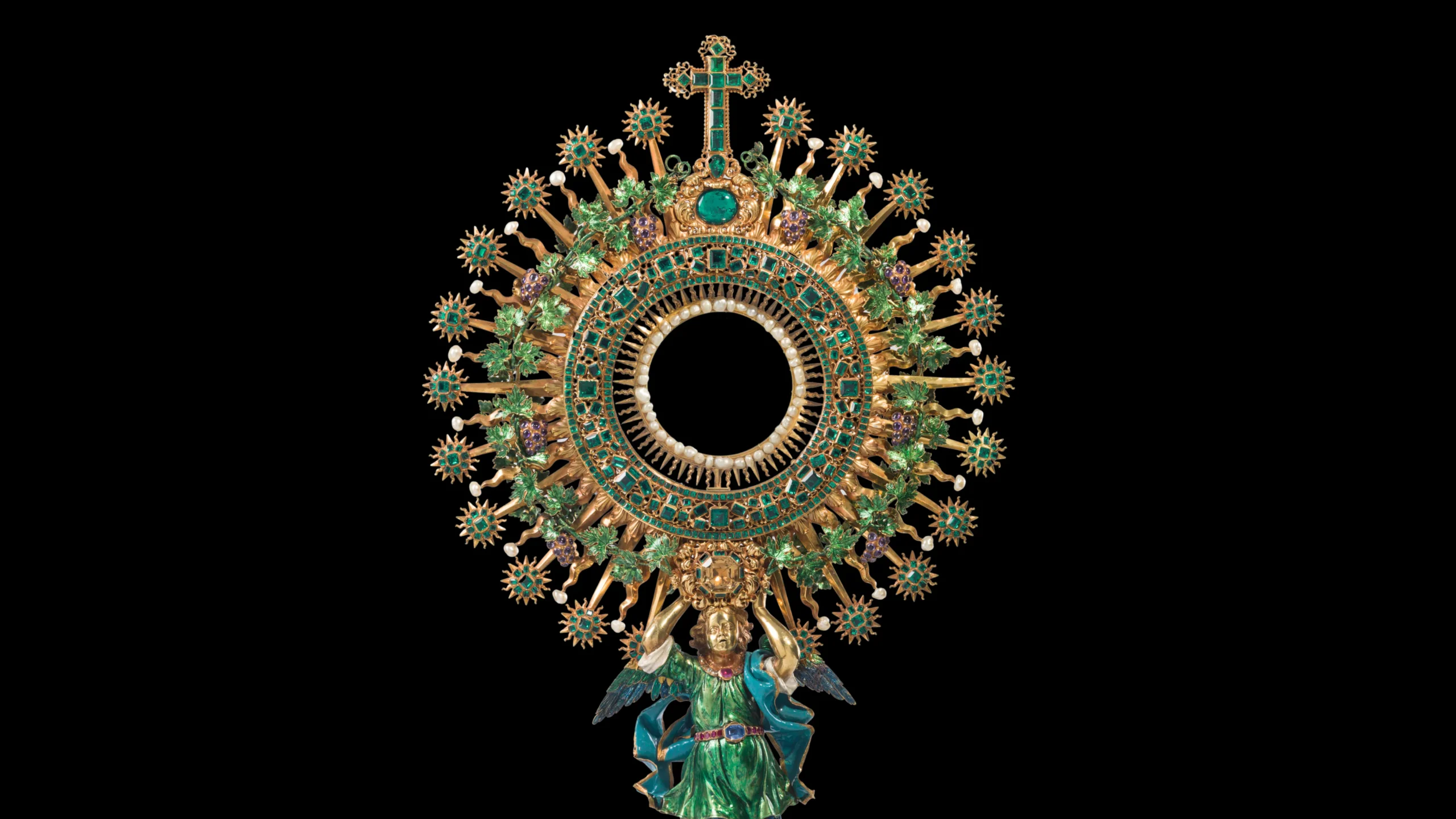 La Lechuga, a gold monstrance from the XVIIIᵉ century, adorned with 1,485 emeralds and other precious stones, on display at the Miguel Urrutia Art Museum in Colombia.