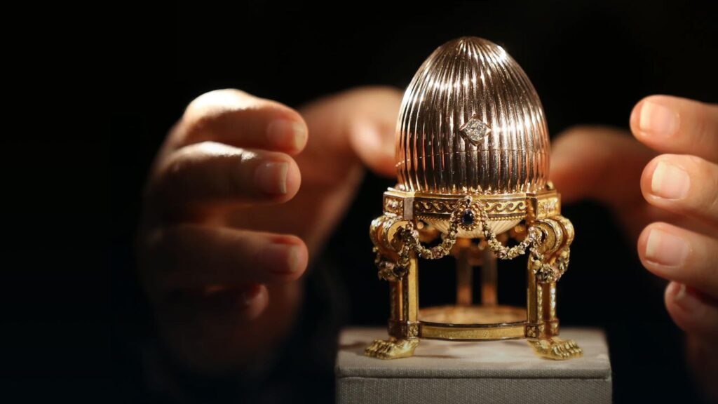 Un oeuf Fabergé qui était la spécialité de la maison Fabergé et qui étaient offerts au tsar pour Pâques.